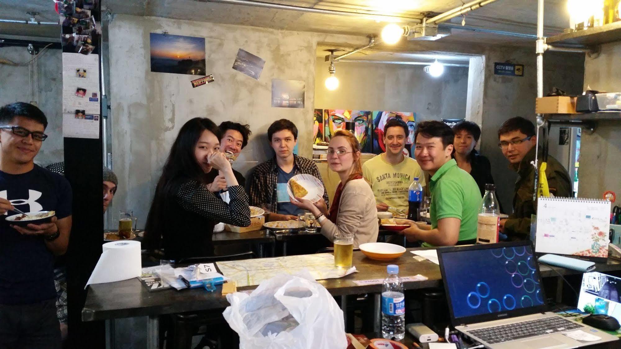 Time Travelers Party Hostel In Hongdae Seoul Eksteriør bilde